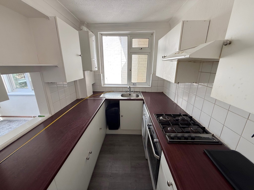 Lot: 145 - TOWN CENTRE FLAT WITH PARKING FOR IMPROVEMENT - Kitchen